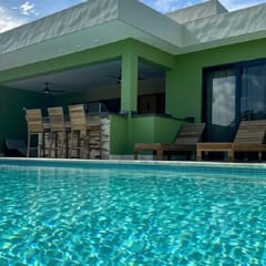 New Stylish 3 BR, Private Pool / Yard, Casa Bella Chase
