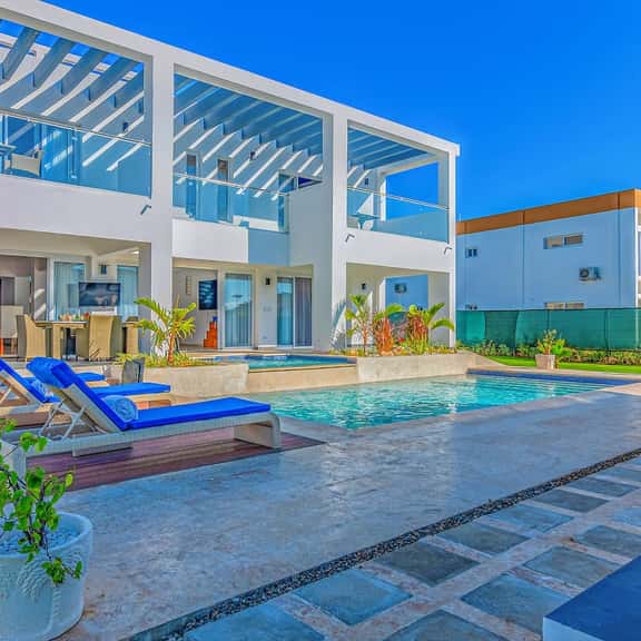 3BR Estate with Pool and Jacuzzi - Palm Villa - Image 1