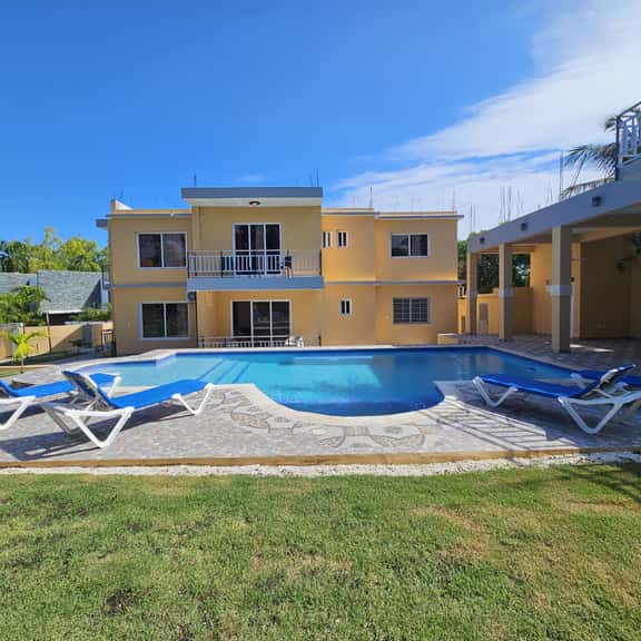 Millenium 4 bedroom Private Escape, Pool, Fenced - Image 1