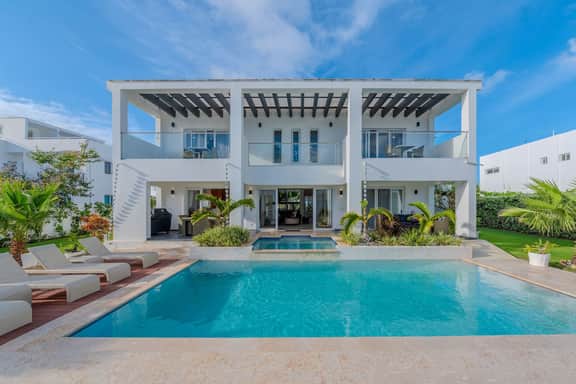 3BR Estate with Pool and Jacuzzi - Palm Villa - Image 2