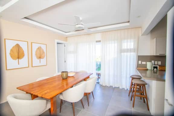 Stylish New 2 Bedroom Apartment with Pools and Gym - Image 5