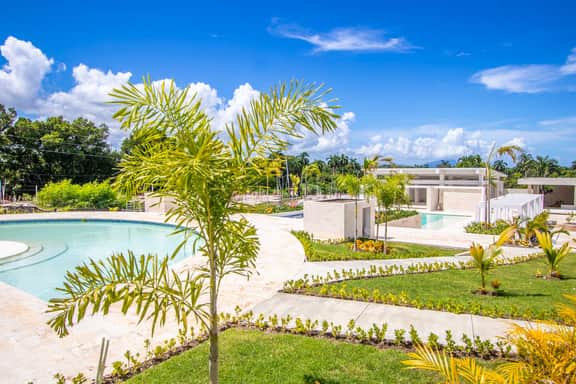 Stylish New 2 Bedroom Apartment with Pools and Gym - Image 3