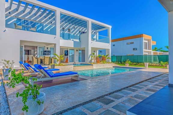 3BR Estate with Pool and Jacuzzi - Palm Villa - Image 1