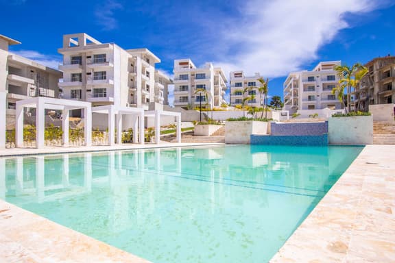 Stylish New 2 Bedroom Apartment with Pools and Gym - Image 1